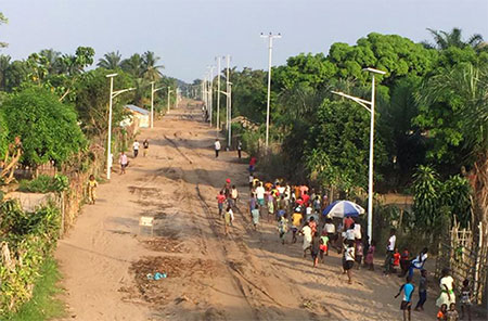 300 ensembles de lampadaires semi-divisés au Congo