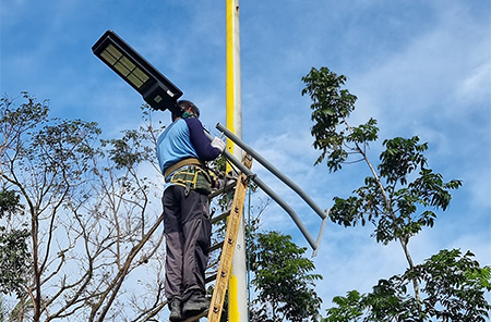 Lampes de jardin solaires intégrées 180W installées aux Philippines