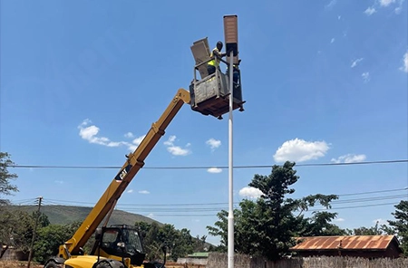 100 fixe les lampadaires publics solaires dans la région de Geita