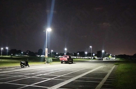 90 ensembles de lampadaires solaires SLV avec vidéosurveillance dans un parc philippin