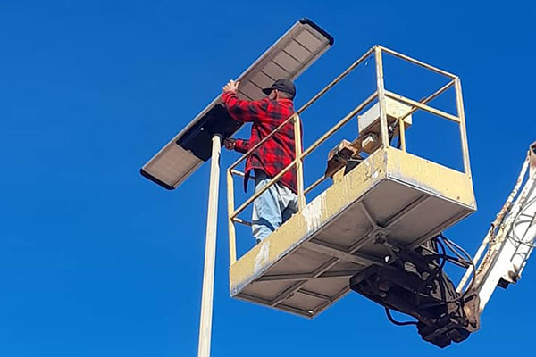 Quelle est la différence entre les réverbères à énergie solaire et les lampadaires à réseau conventionnel?